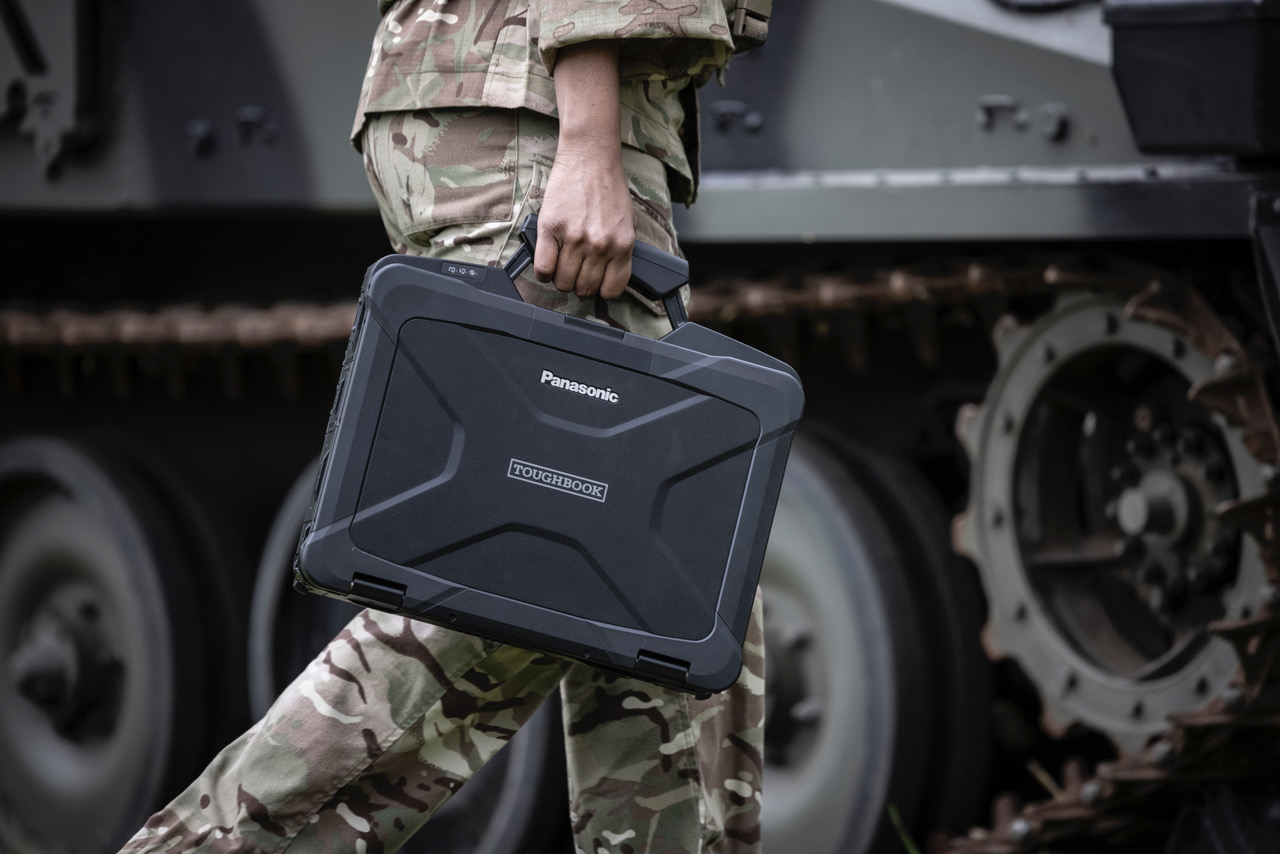 Żołnierz niosący laptop Toughbook Military firmy Panasonic